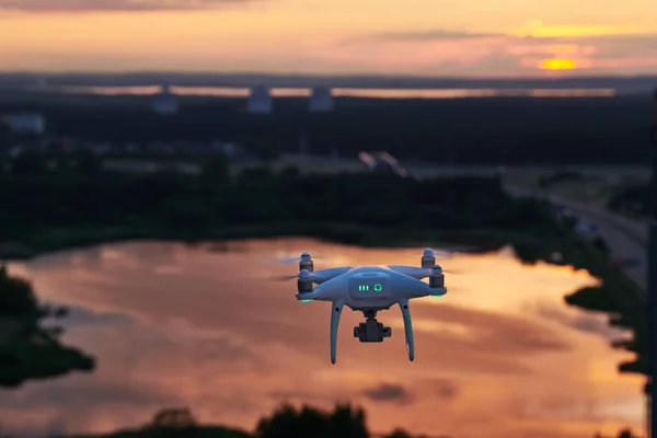 Quadrocopter mit Digitalkamera fliegt bei Sonnenuntergang — Stockfoto