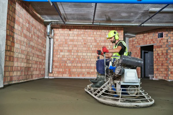 Beton padló. segítségével a gépen erő egyengető gép felszíni úszó — Stock Fotó