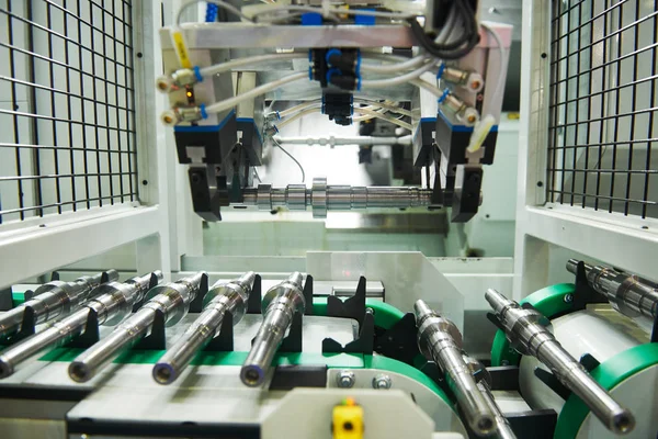 Автоматизированный роботизированный конвейер для доставки деталей в обрабатывающий центр cnc — стоковое фото
