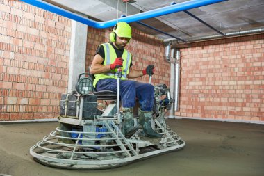Beton döşeme. yüzey yüzen için makine trowelling ride üzerinde güç kullanarak