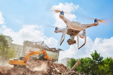 Teftiş yapan inşaat yıkım site veya bina alanı robot