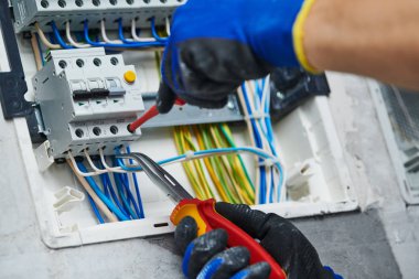 Elektrikçi güç santralini kuruyor