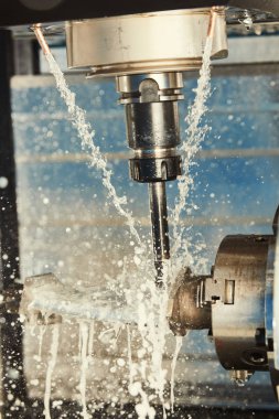 Öğütme metal işleme işlemi. Endüstriyel Cnc metal dikey değirmen tarafından işleme. Soğutma ve yağlama
