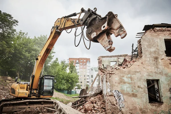 Bagger crasht Maschine bei Abriss auf Baustelle — Stockfoto