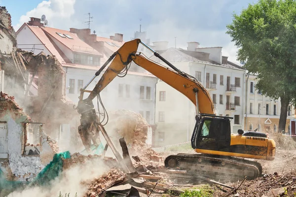 Máquina trituradora de excavadoras en la demolición en el sitio de construcción — Foto de Stock