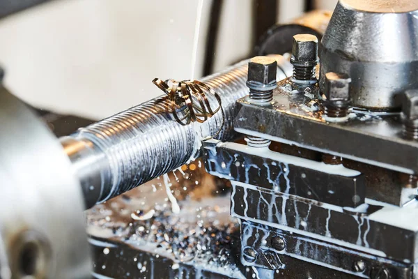 Gänga skärverktyget på metall svarv arbetsmaskin — Stockfoto