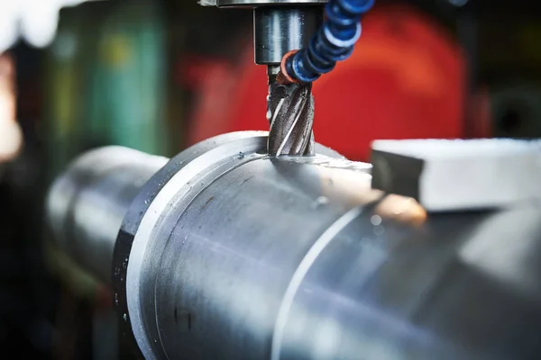 Fräsning för metallbearbetning processen. bearbetning axel groove av vertikal mill — Stockfoto