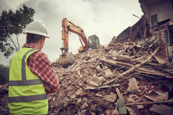 Excavatrice machine de concassage à la démolition sur le chantier de construction — Photo