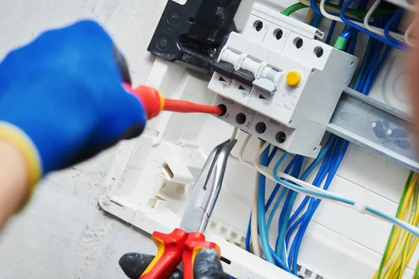 Elektriker montiert Schaltschrank — Stockfoto