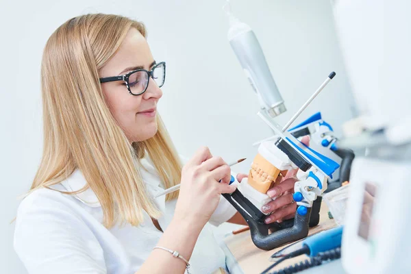 Zubní technik nebo protéza pracovník. Protetický stomatologický proces — Stock fotografie