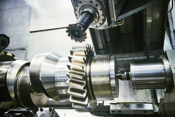 Cogwheel on shaft milling process. Industrial CNC metal machining by vertical mill — Stock Photo, Image