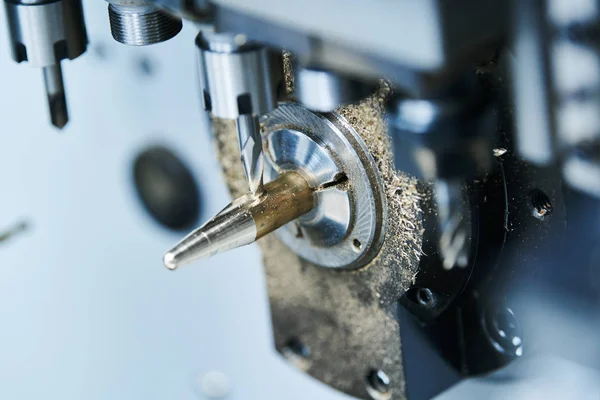 Fresatura lavorazione dei metalli. CNC lavorazione dei metalli da mulino verticale. Refrigerante e lubrificazione — Foto Stock