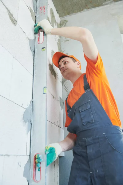 Murare nivellering avdragare på väggen för putsning — Stockfoto
