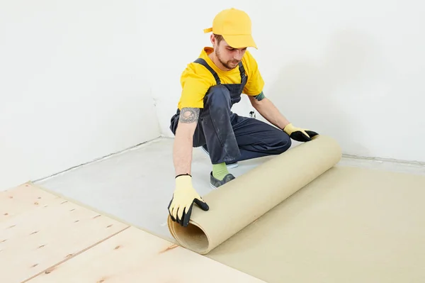 Vloeren. Onderlaag installatie in voorbereiding voor parketvloer — Stockfoto