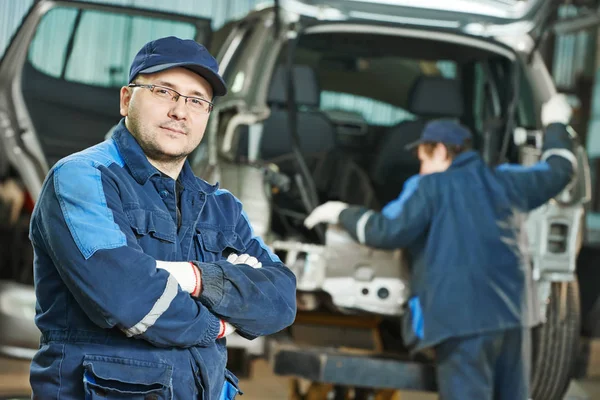 Reparador mecánico de automóviles en el garaje de servicio de coches —  Fotos de Stock
