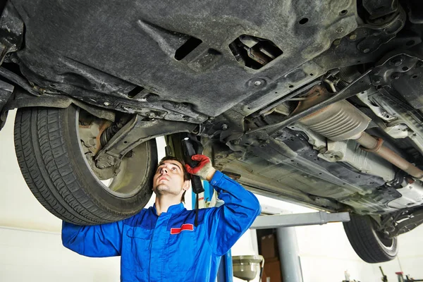 Mecánico Automóviles Reparando Fijando Coche Taller Estación Servicio Control Suspensión — Foto de Stock