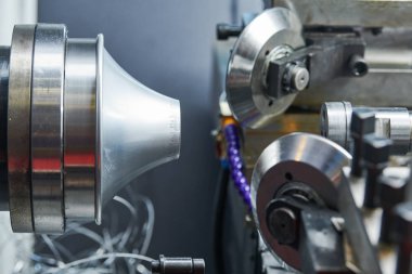 Metal levha oluşum süreci. cnc torna makinesinde boş dönüyor