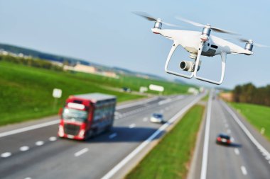 drone ve ulaşım. drone ile fotoğraf makinesi Otoban yol koşulları kontrol eder.