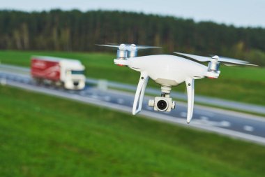 drone ve ulaşım. drone ile fotoğraf makinesi Otoban yol koşulları kontrol eder.
