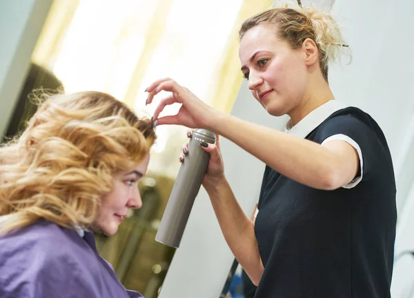 Hairdo in beauty salon. hairdresser fixing hair with hairspray — Stock Photo, Image
