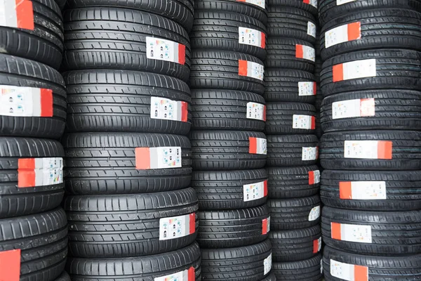 Armazém de loja de pneus com montão de pneus de verão — Fotografia de Stock