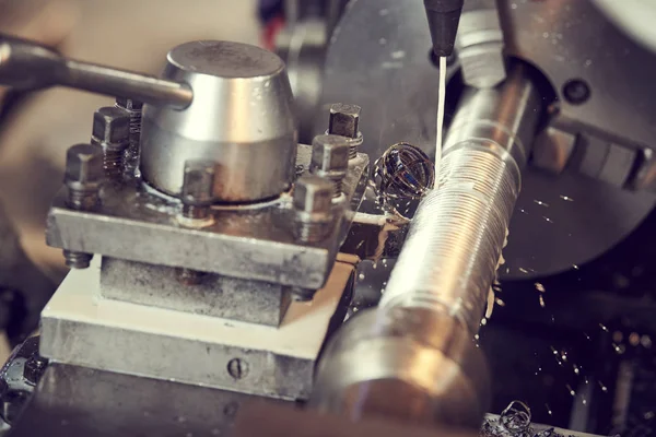 Ferramenta de corte de rosca na máquina de torno de trabalho de metal — Fotografia de Stock