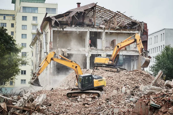 Máquina trituradora de excavadoras en la demolición en el sitio de construcción —  Fotos de Stock