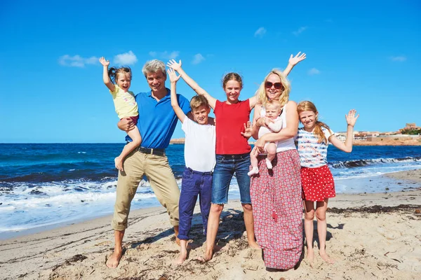 여름 휴가에서 아이 들과 함께 큰 가족입니다. 바다 해변 — 스톡 사진