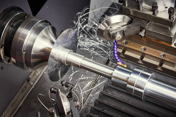 Procesos de conformado de chapa. girando en blanco en la máquina de torno CNC — Foto de Stock