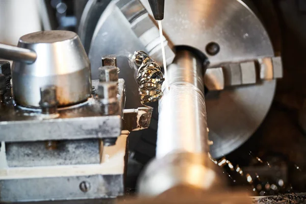 Thread cutting tool at metal working lathe machine — Stock Photo, Image