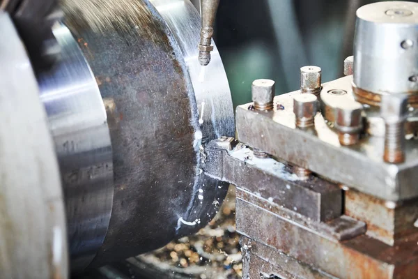 Ferramenta de corte transformando detalhe de metal. indústria metalúrgica — Fotografia de Stock