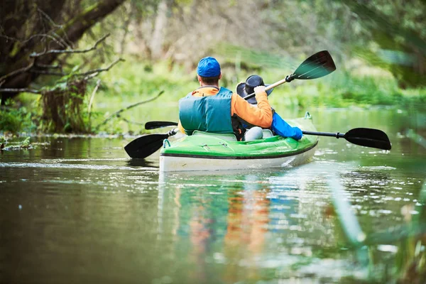 Kayak sul fiume nella foresta. Famiglia in canoa. Ricreazione attiva e vacanza — Foto Stock