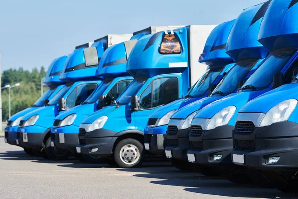 Transporting service company. commercial delivery vans in row — Stock Photo, Image