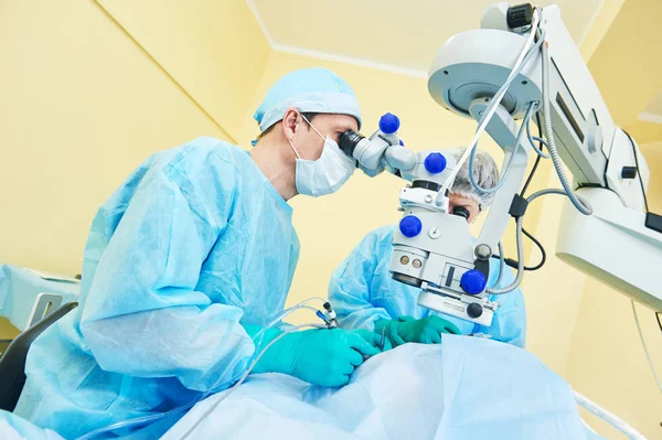 Oftalmologia. Médicos cirurgiões na sala de operações — Fotografia de Stock