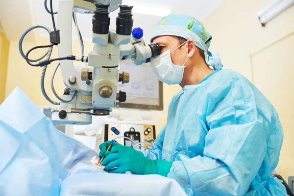 Correção da visão. cirurgião médico na sala de operação — Fotografia de Stock