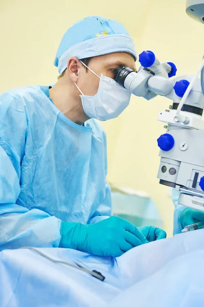 Корекція зору. хірург лікар в операційній кімнаті — стокове фото