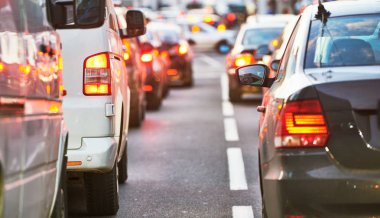 Şehir caddesinde trafik sıkışıklığı veya çöküş
