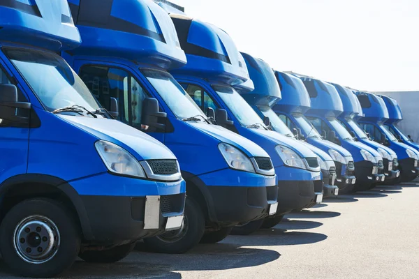 Transport usługi firmy. komercyjne samochody dostawcze w wierszu — Zdjęcie stockowe