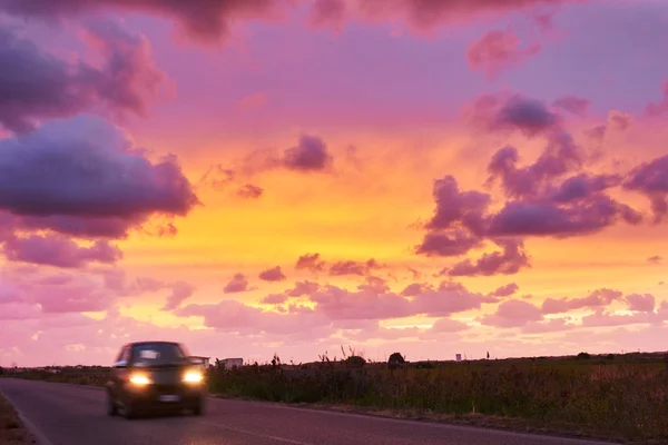 Reizen Vakantie Door Auto Wazig Auto Gaat Kleurrijke Zonsondergang — Stockfoto