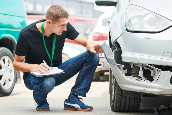 Agente de seguros registrando daños al coche en formulario de reclamación — Foto de Stock