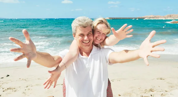 Vacation at sea. cheerful man and woman at seashore — Stock Photo, Image
