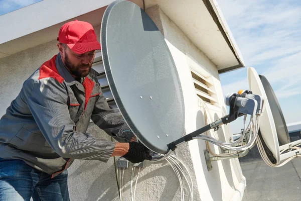 Kábeltévé antenna-antennát telepítő és felszerelő szervizmunkás — Stock Fotó