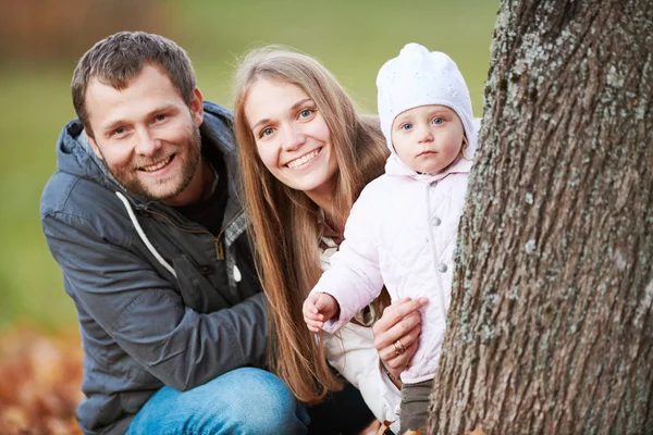 Портрет щасливої молодої сім'ї з дитиною в парку — стокове фото