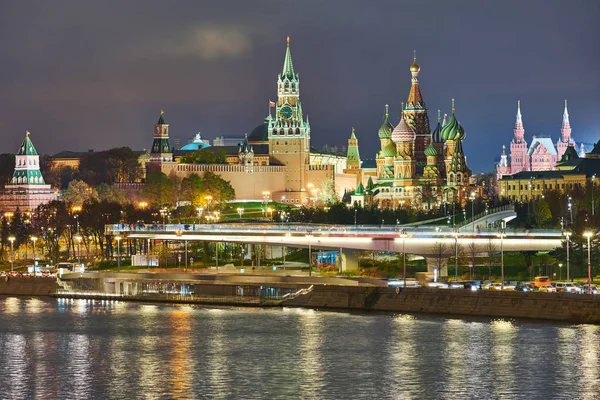 Moscú. Vista del Kremlin y la Catedral de San Basilio en el crepúsculo . — Foto de Stock