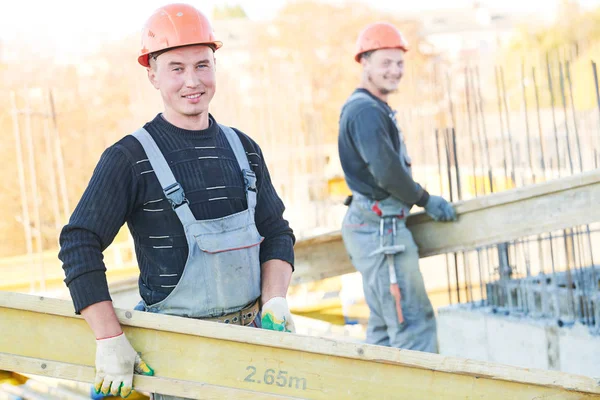 Travailleurs de la construction dans la zone de construction préparant des ouvrages en béton — Photo