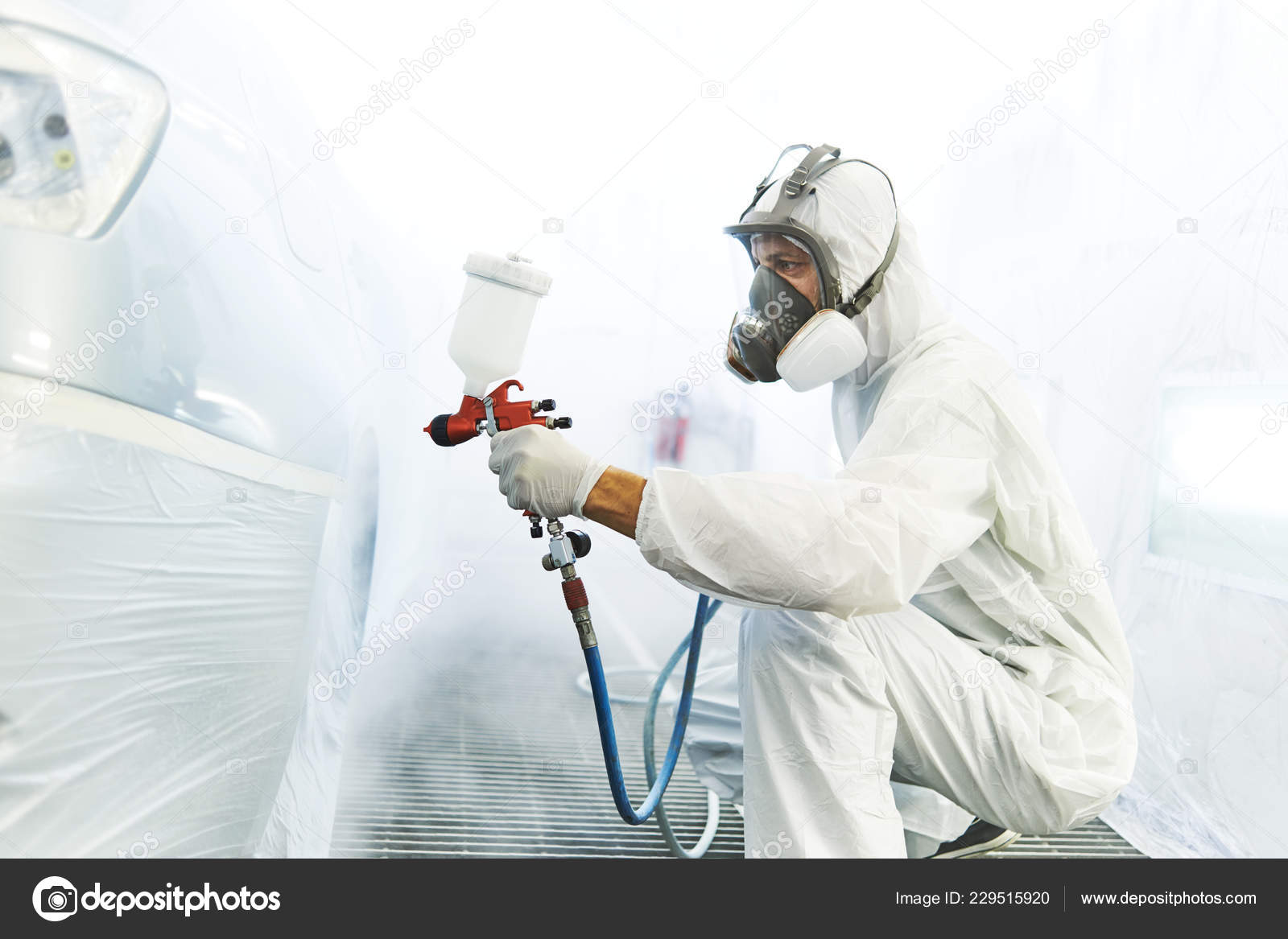 Automobile painting. car painter with gun in chamber — Stock Photo