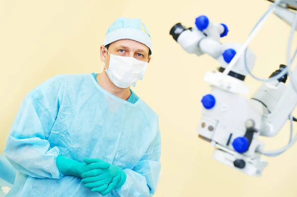 Лікар офтальмолог хірург в операційній кімнаті — стокове фото