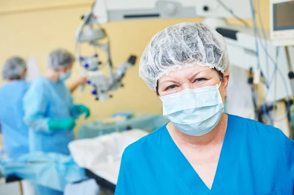 Médico oftalmologista cirurgião na sala de operação — Fotografia de Stock