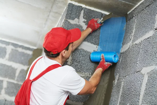 Trabajador de yeso proteger esquina con malla. tecnología de construcción — Foto de Stock