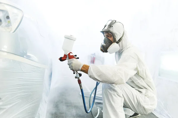 Automobile painting. car painter with gun in chamber — Stock Photo, Image